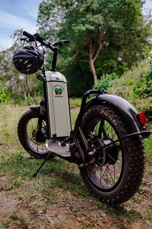 Zoom technique sur le cadre personnalisé au logo des Trottinettes de La Guinguette et la roue arrière d'une trottinette Zosh.